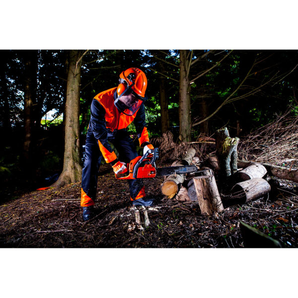Waldarbeiter Schutzhelm Set mit Gittervisier und Ohrenschutz PW98 Portwest orange Beispielbild Wald